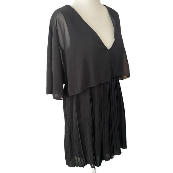 Pretty Little Thing PLT Black Pleated Flowy Dress NWT - Picture 2 of 8